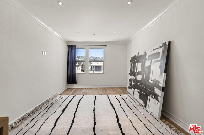 Building Photo - 122 N Clark Dr