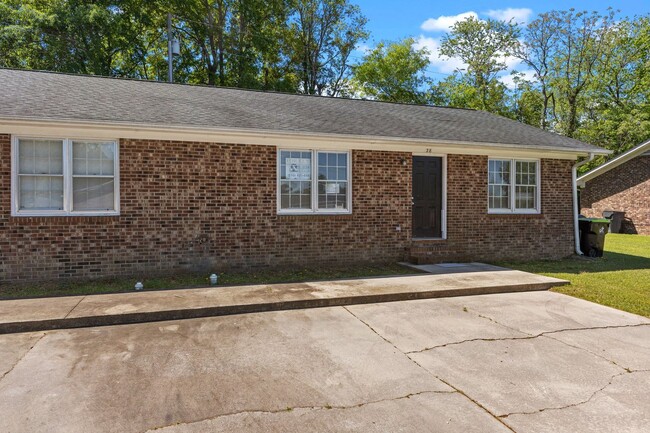 Building Photo - Charming 2 Bedroom Apartment