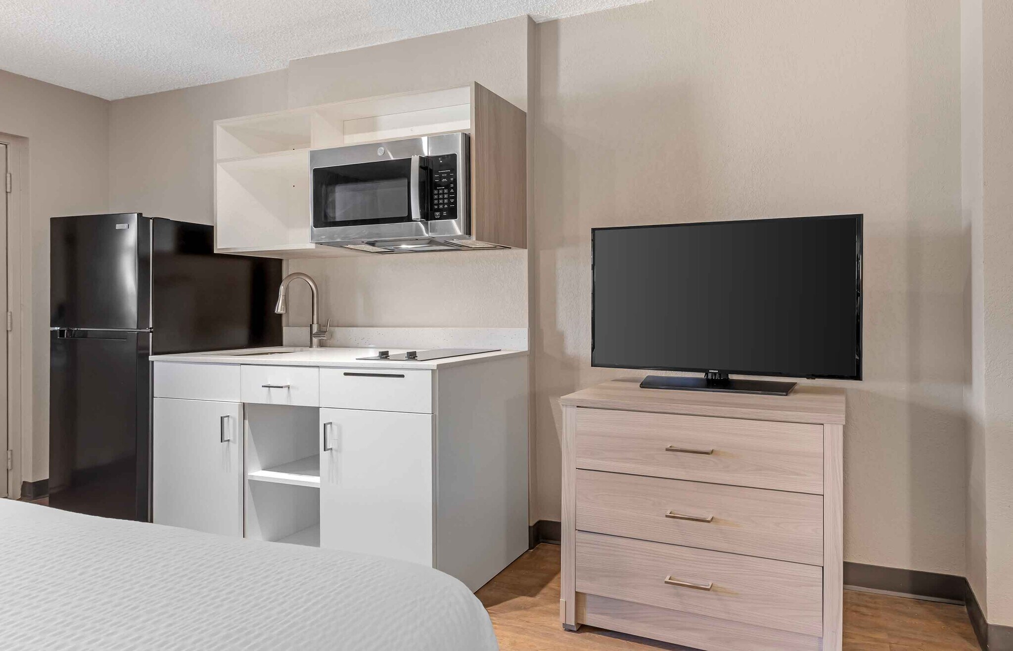 Building Photo - Furnished Studio-Longview