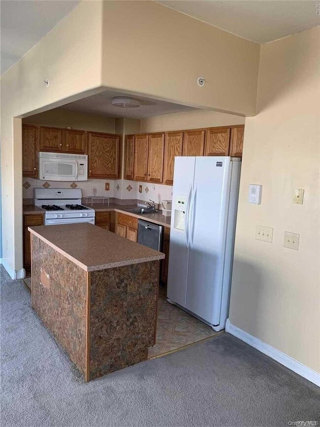 Building Photo - 75-18 Aquatic Dr