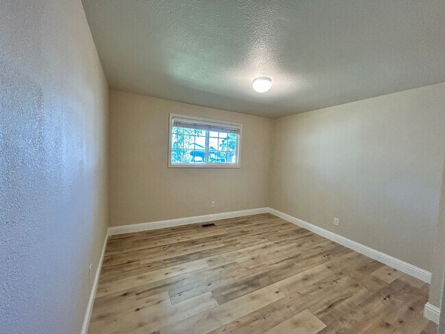 Building Photo - Newly Renovated 3 Bedroom, 2 Bath Home in ...
