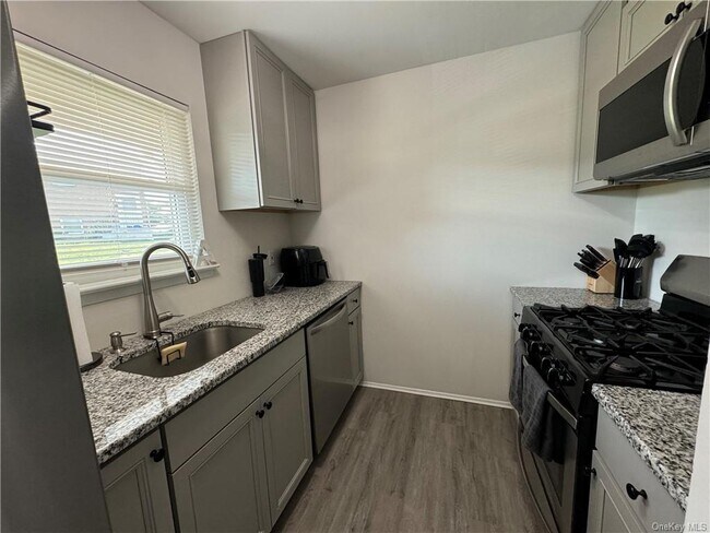 Building Photo - 12 Alpine Dr