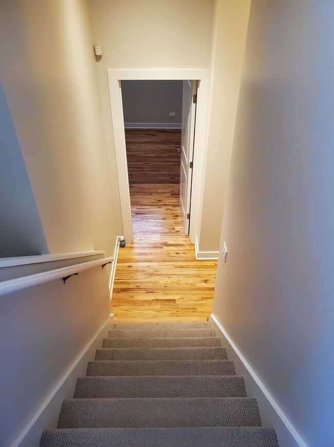 Building Photo - 3609.5 N Lakewood Ave