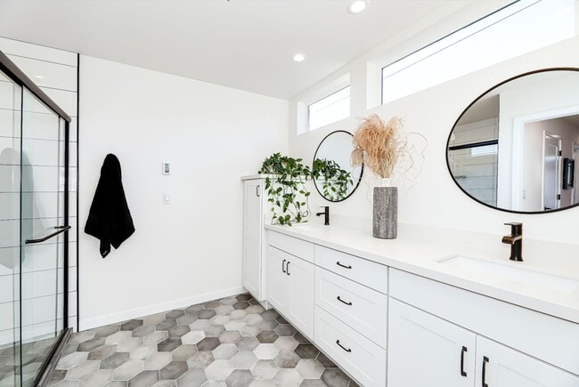 Building Photo - West Seattle Townhome w/ Rooftop Deck, Par...