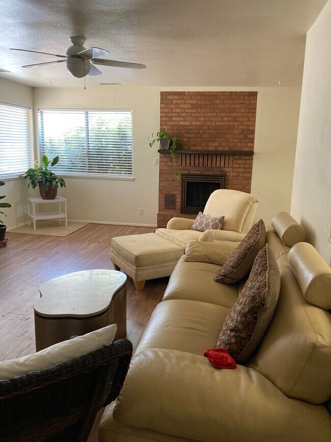 Building Photo - Lovely West Sedona home with large fenced ...