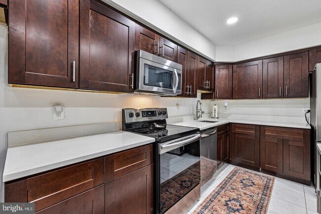 Building Photo - 3709 S George Mason Dr