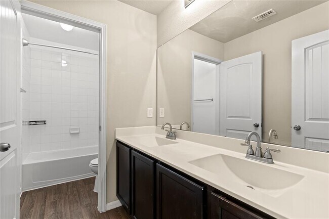 Building Photo - 407 Camellia Dr