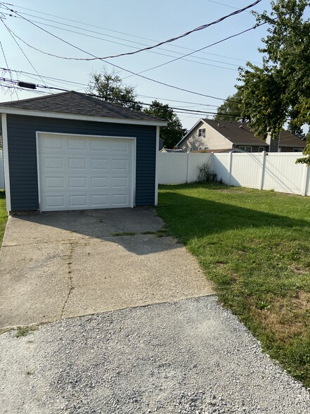 Building Photo - 7532 Jefferson Ave