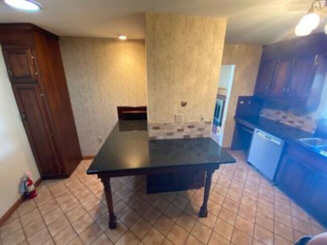 Building Photo - 5 Bedroom Home in Essex Junction! Available 7/1