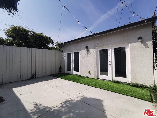Building Photo - 9008 Cresta Dr