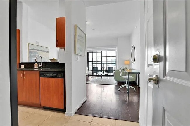 Building Photo - "Chic 1-Bedroom Gem in Prime Boca Raton Location – Ready to Impress!"