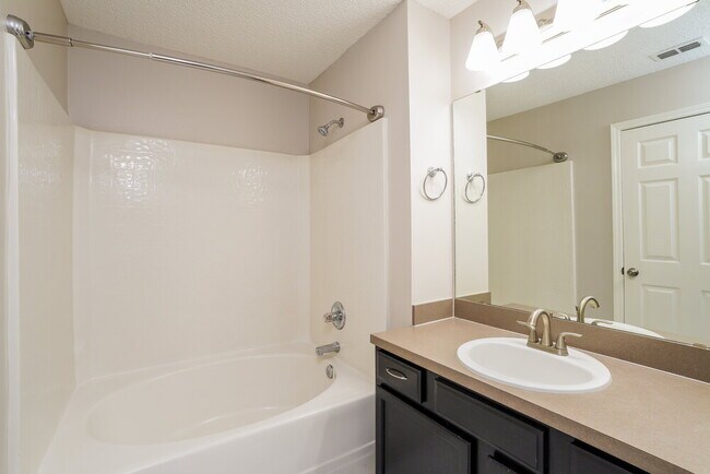 Building Photo - 2835 Southampton Dr