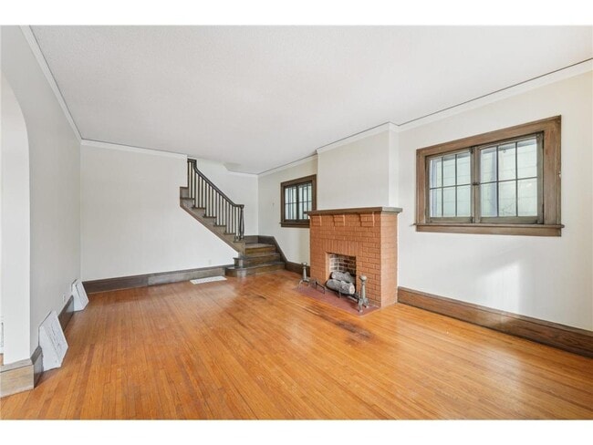 Building Photo - 661 Surrey Ave E