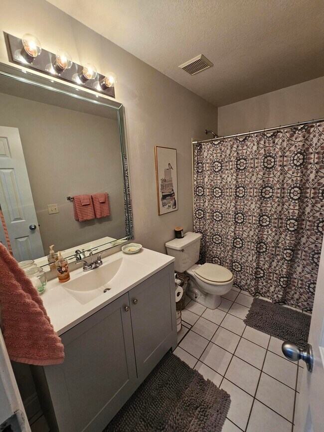 Building Photo - 243 Parkwood Cir