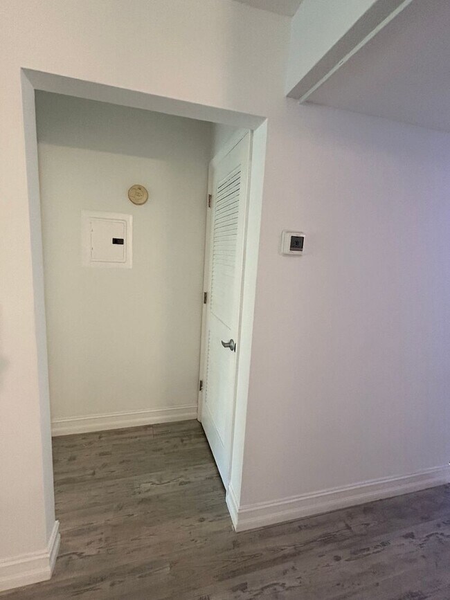 Building Photo - Updated 1 Bed/1.5 Bath Near the Beach! Great Amenities