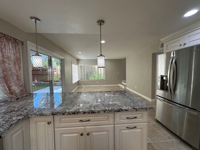 Building Photo - Stunning Newbury Park Home in model condit...