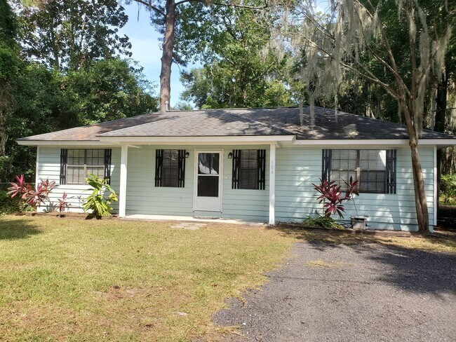 Building Photo - **Newly remodeled kitchen **  2 bedroom, 2bath Isle of Hope home with fenced in backyard and scre...
