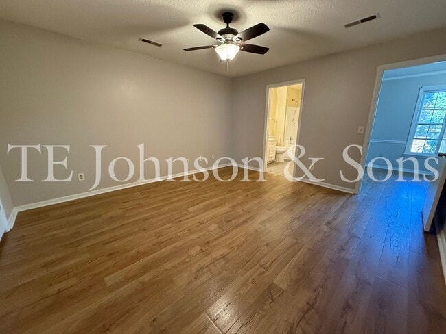 Building Photo - Charming 3-Bedroom with Fireplace & Modern...
