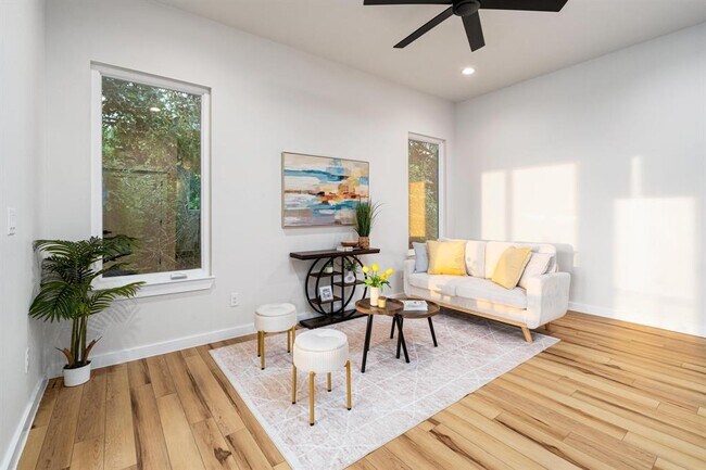 Building Photo - 2309 Montopolis Dr