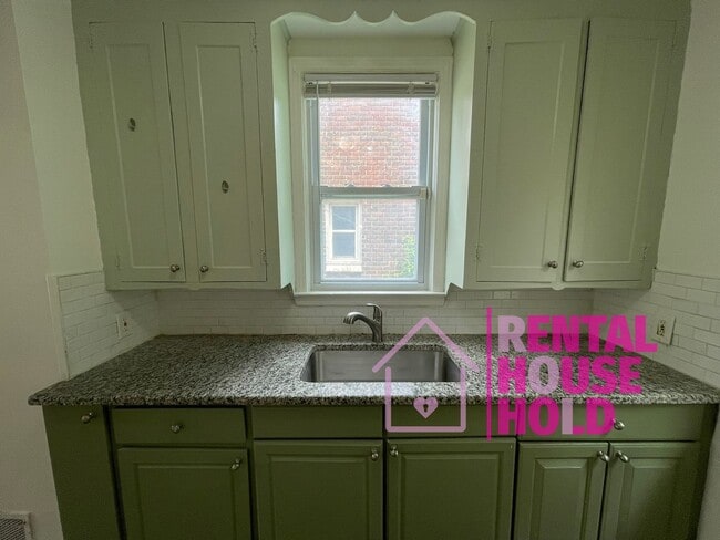 Building Photo - ~ 3 BEDROOM | 1 BATH | FREE PRE SCREEN