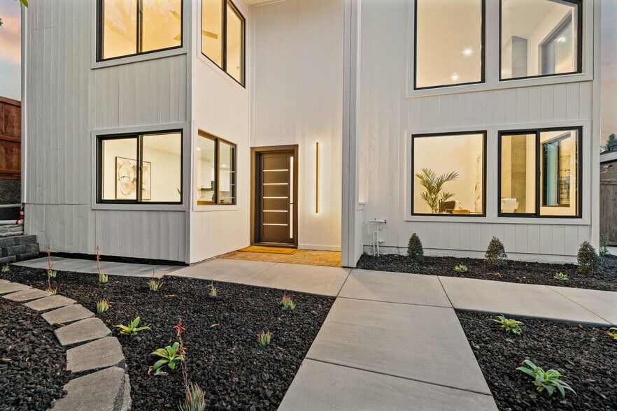 Building Photo - 2029 Del Mar Heights Rd