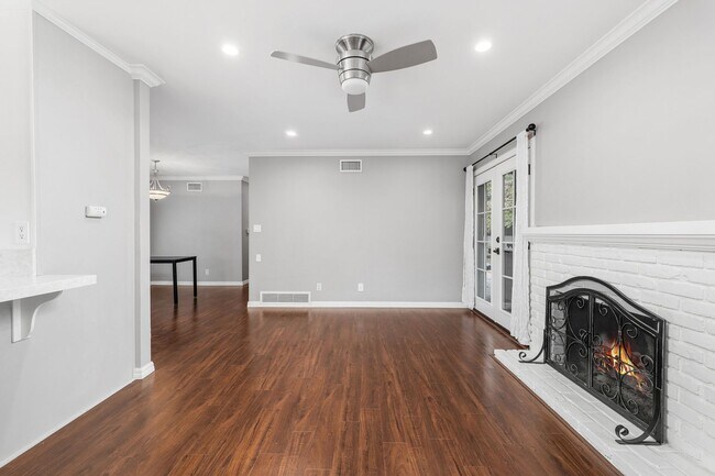 Building Photo - Rare, fully updated, private cul-de-sac one-story single-family house