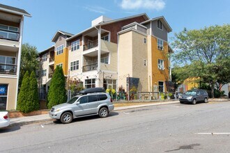 Building Photo - Luxurious Furnished Downtown Condo - 9 Mon...