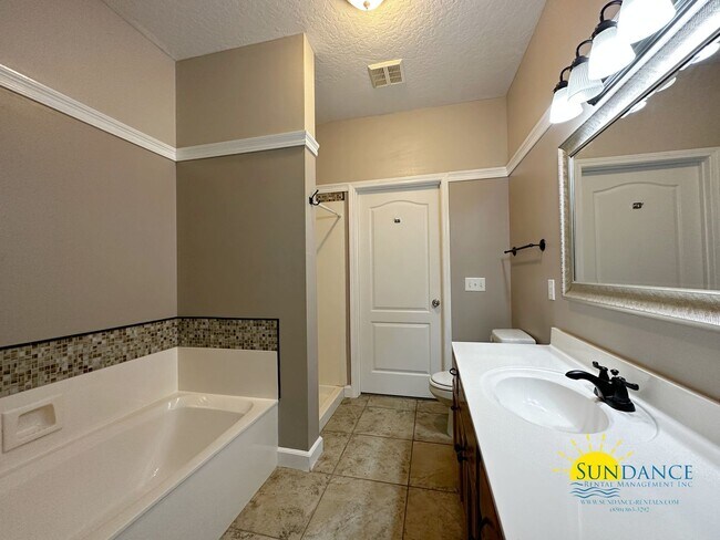 Building Photo - Beautiful 3 Bedroom Townhouse Near Both Mi...