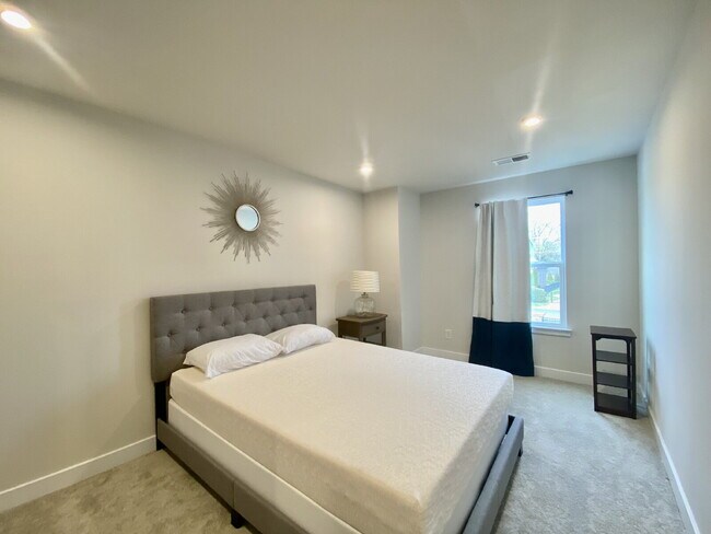 Building Photo - GORGEOUS TOWNHOME IN SOUTH PARK