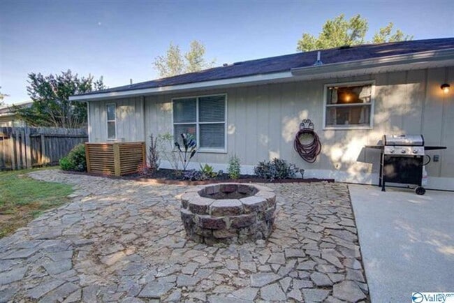 Building Photo - THREE BEDROOM/TWO BATH SPACIOUS RANCH - GR...