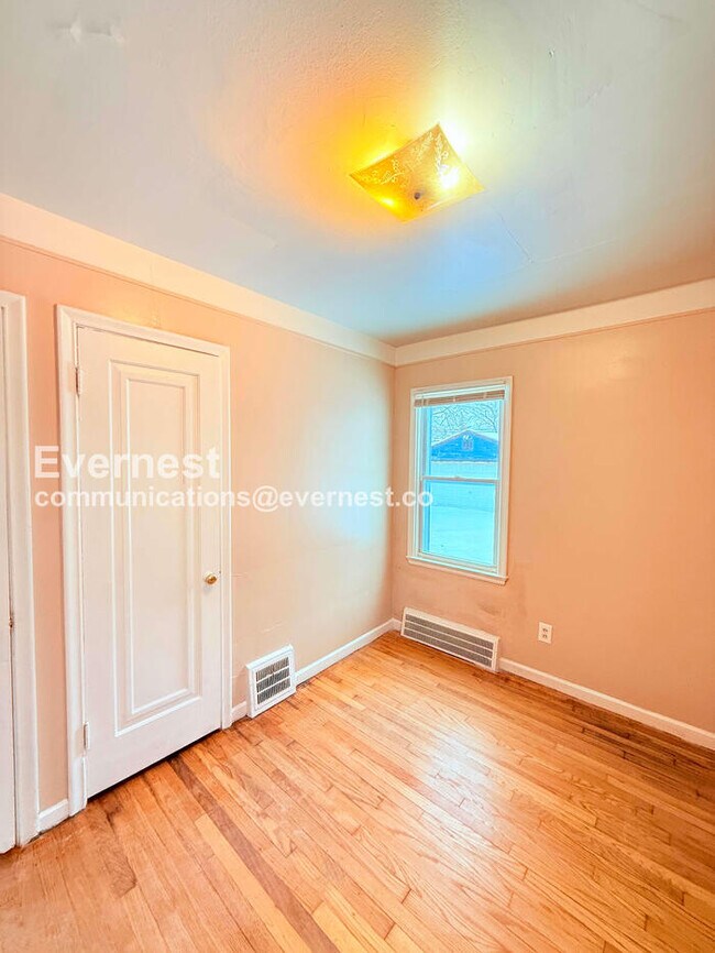 Building Photo - 8431 Rosemont Ave