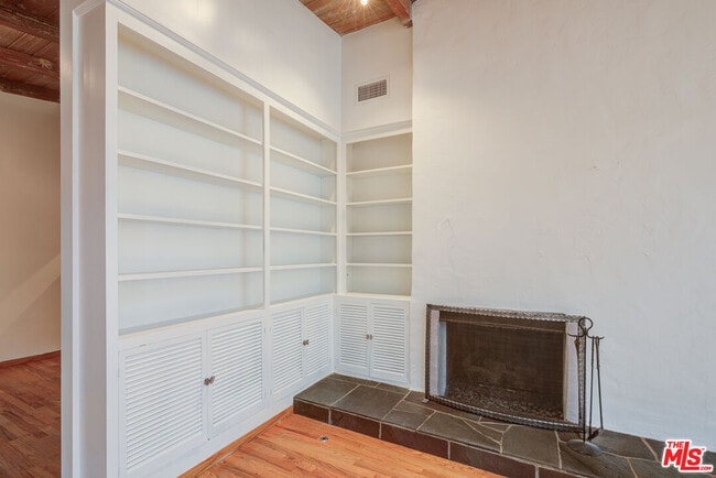 Building Photo - 15511 Woodcrest Dr