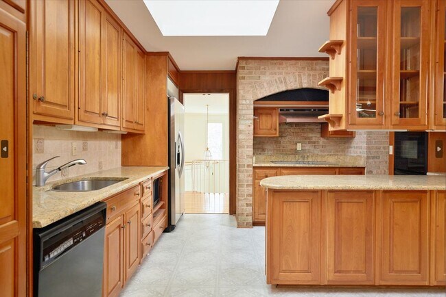 Building Photo - Sparkling and Spacious