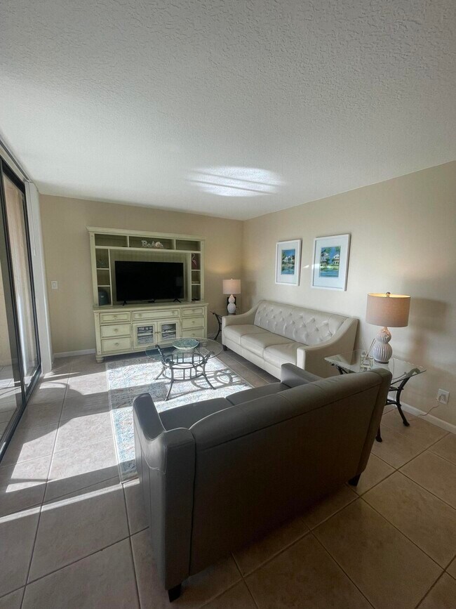 Building Photo - 450 Egret Cir