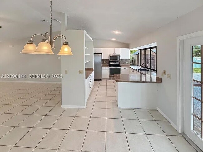 Building Photo - 2302 SW Fern Cir