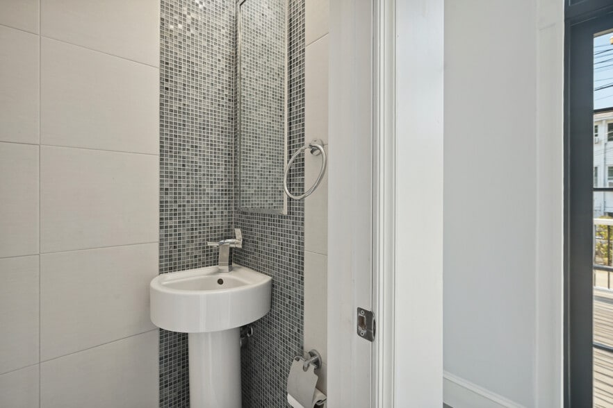 Building Photo - 1452 Spring Rd NW