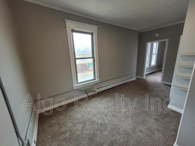 Building Photo - 133 Winifred St W