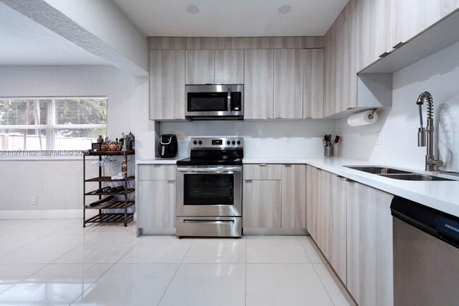 Building Photo - 5224 NE 1st Ave.