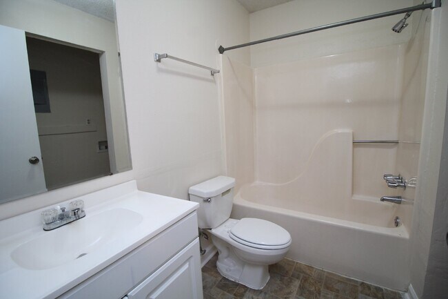 Building Photo - 2BR/2BA 1st-Floor Condo in West Pensacola ...