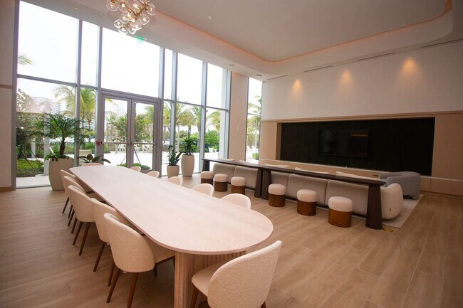 Building Photo - 2411 Laguna Cir