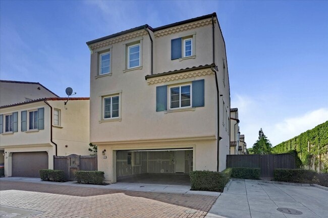 Building Photo - For Rent: Spacious 4BR/3.5BA Newer Home in...