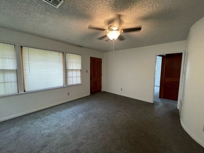 Building Photo - 3 Bedroom Midwest City Home!