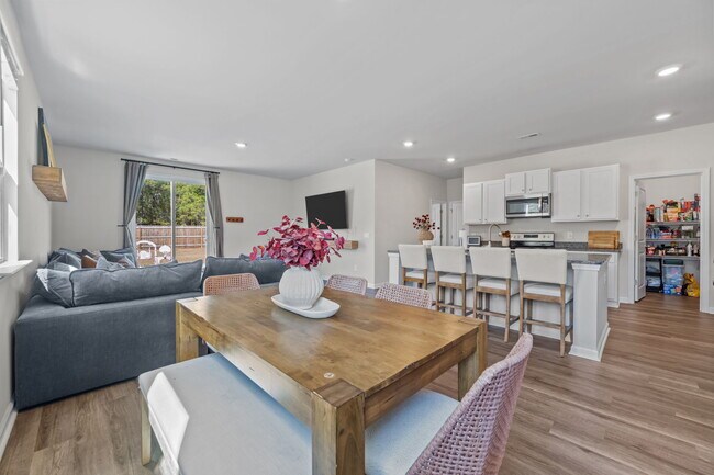 Building Photo - 322 Royal Eagle Ct