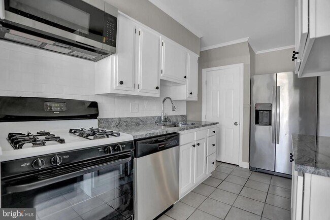 Building Photo - 2857 Plainfield Rd