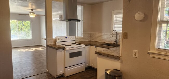 Building Photo - $500 MOVE-IN CREDIT! Updated Home with lots of Extras!