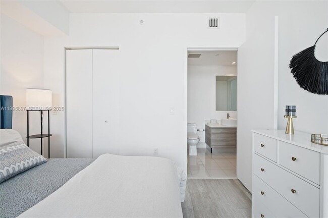 Building Photo - 121 NE 34th St