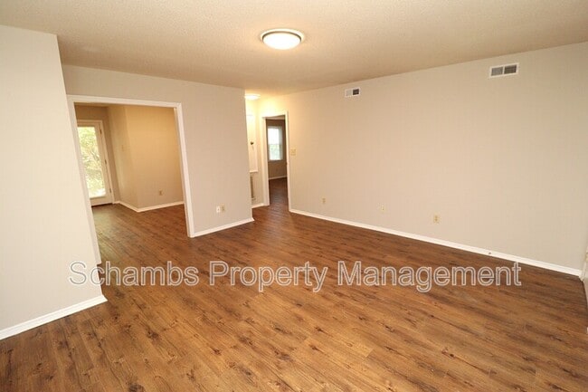 Building Photo - 3905 Lexington Dr