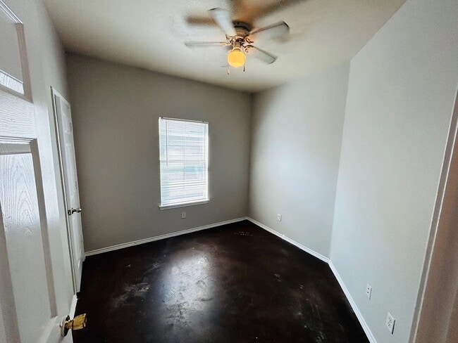 Building Photo - Application Special - 3/2 Home with a Yard and Central AC