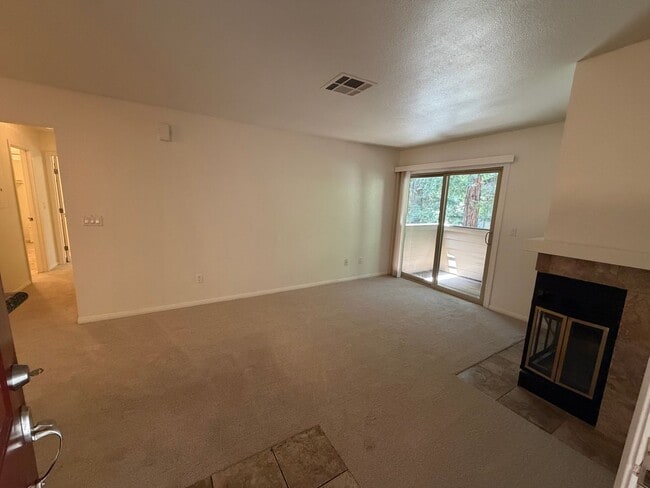 Building Photo - 2 Bedroom / 1 Bathroom |