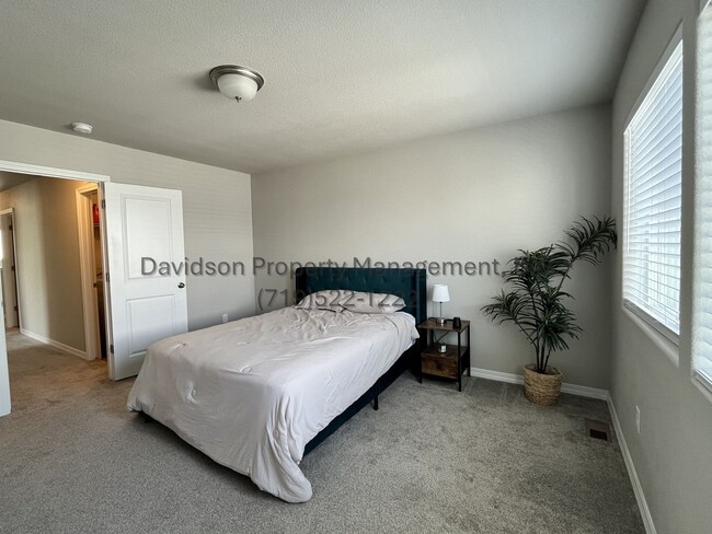 Building Photo - Stunning Townhouse Located in Northeast Co...